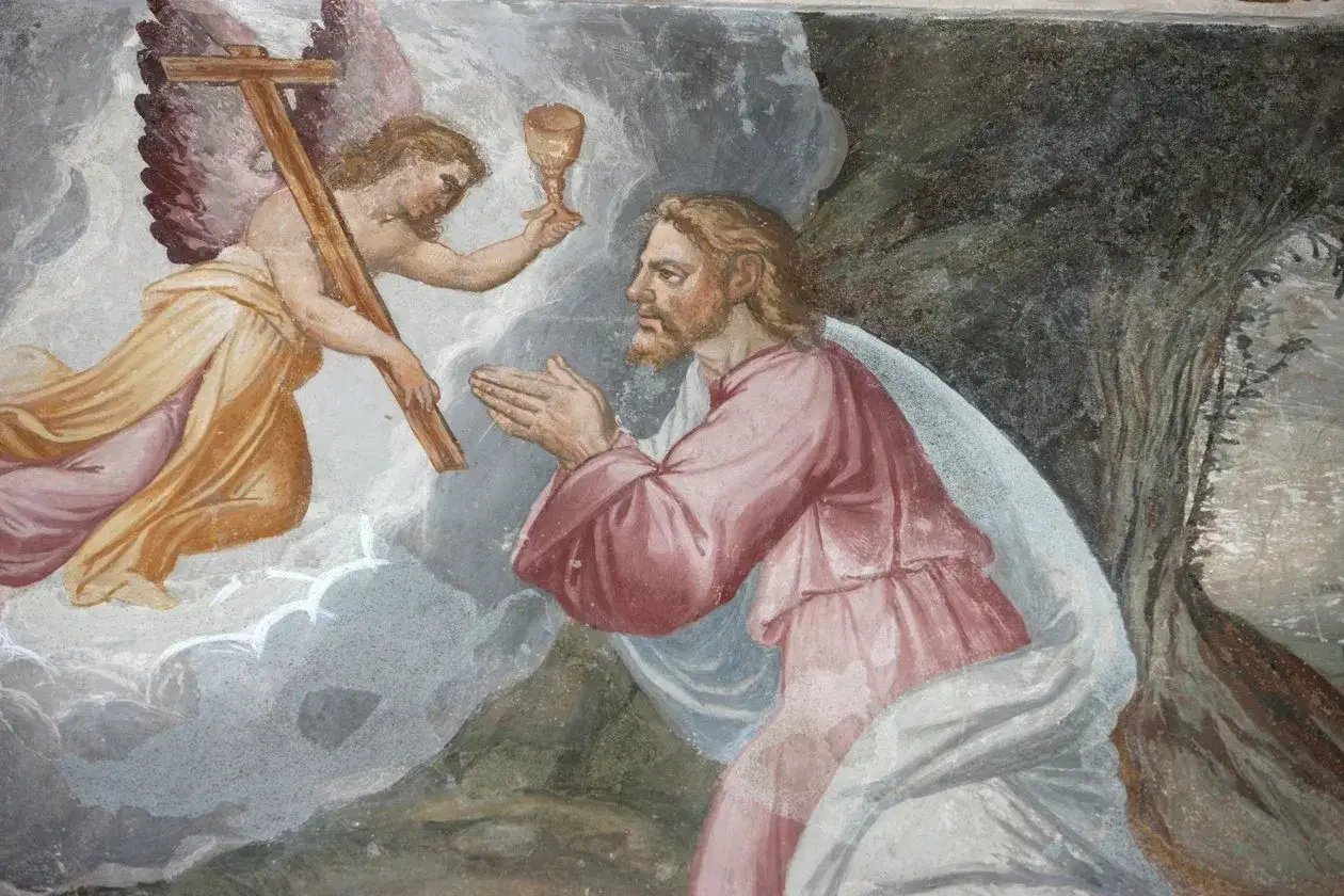 Anioł z kielichem i krzyżem wspiera Jezusa w modlitwie w Ogrójcu.