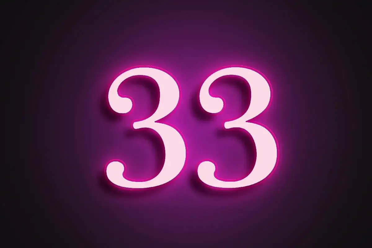 Jasne, oto opis:
Neonowe cyfry 33 na fioletowym tle. W numerologii 33 to liczba mistrzowska, symbolizująca duchowe przywództwo i uzdrawianie.