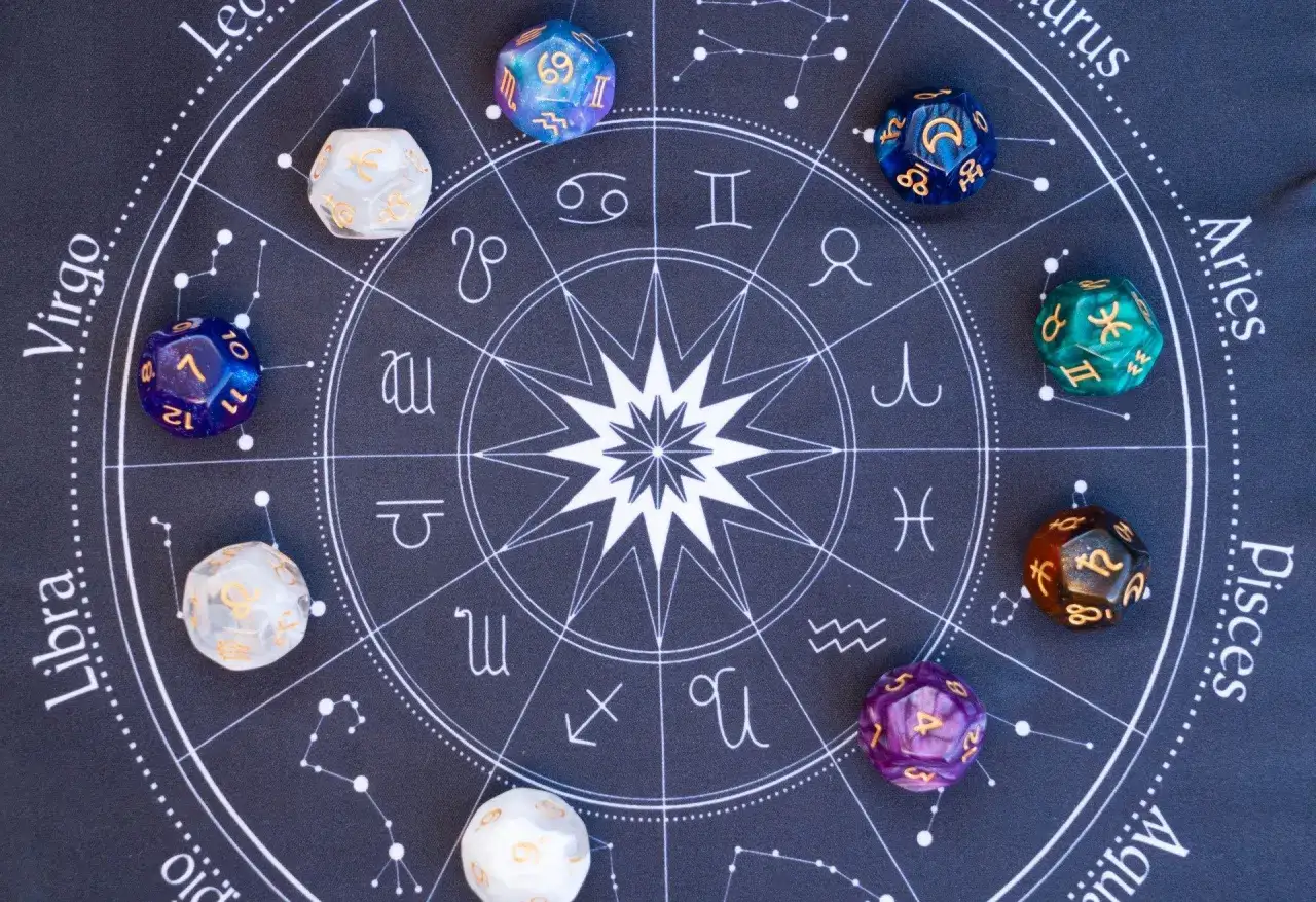 Kości do gry na tle zodiaku. Numerologia partnerska 11 i 11, idealne dopasowanie.