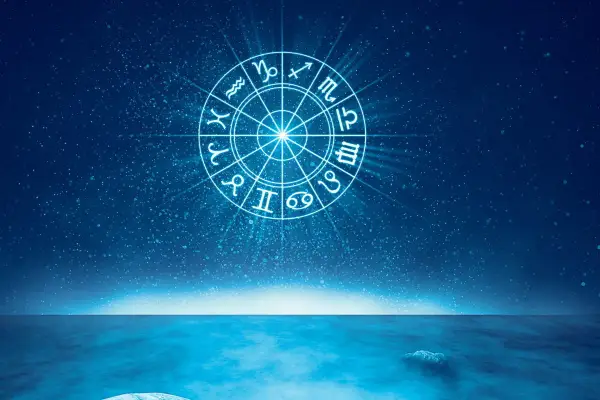 Jasny krąg zodiaku na tle nocnego nieba nad spokojnym morzem. Wodne znaki zodiaku wirują w kosmicznym tańcu.