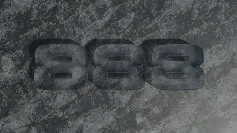 Trzy przezroczyste ósemki na kamiennym tle. 888 znaczenie symbolizuje obfitość i duchowe przebudzenie.