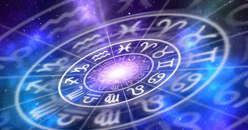 Obracający się krąg zodiaku na tle kosmosu. Czy wśród tych symboli kryją się najsłabsze znaki zodiaku?
